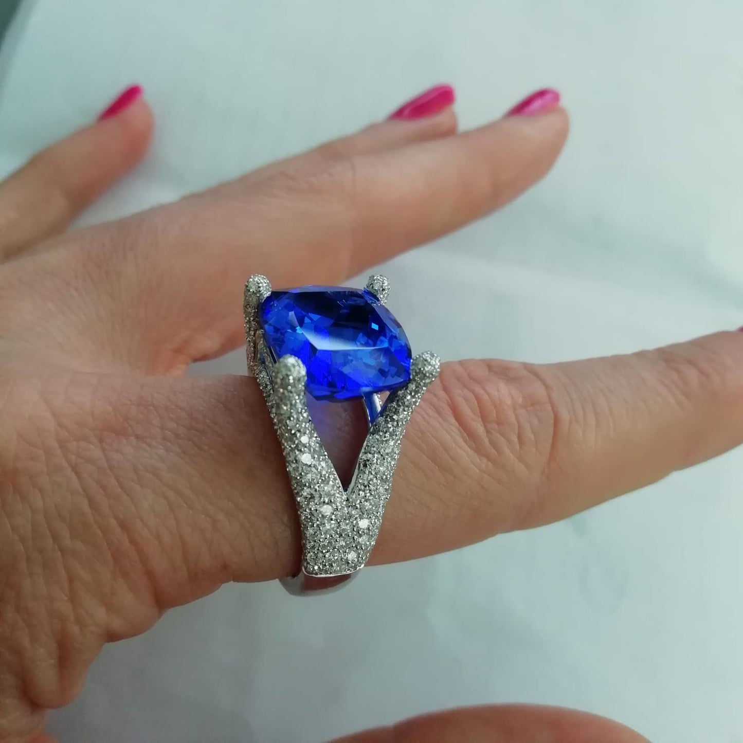 Tarquinia - White Gold (18K) ring, with natural diamonds and natural central zapphire