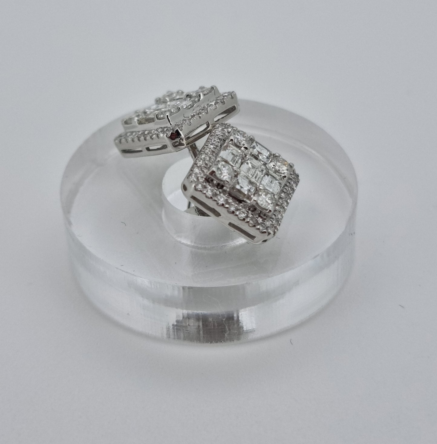 Livia - White gold (18K) and natural diamond earrings.