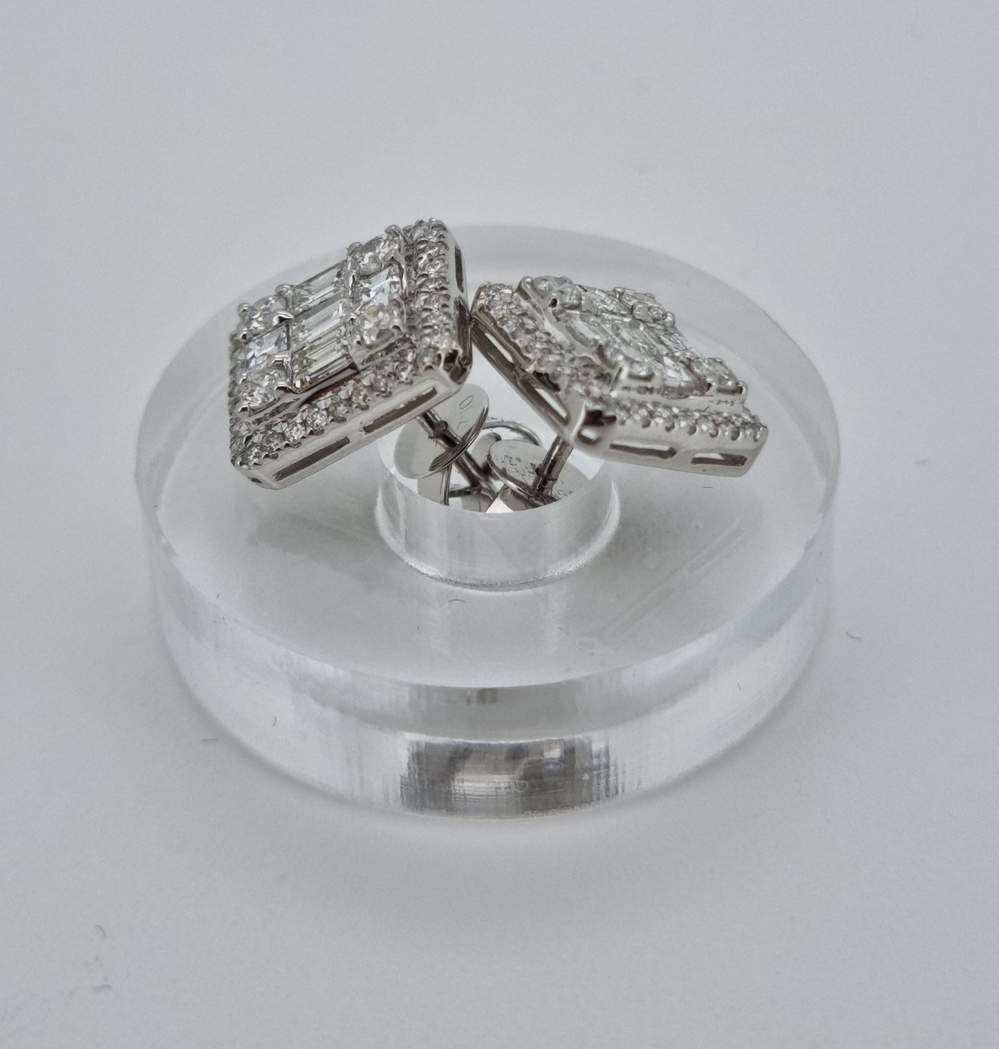 Livia - White gold (18K) and natural diamond earrings.