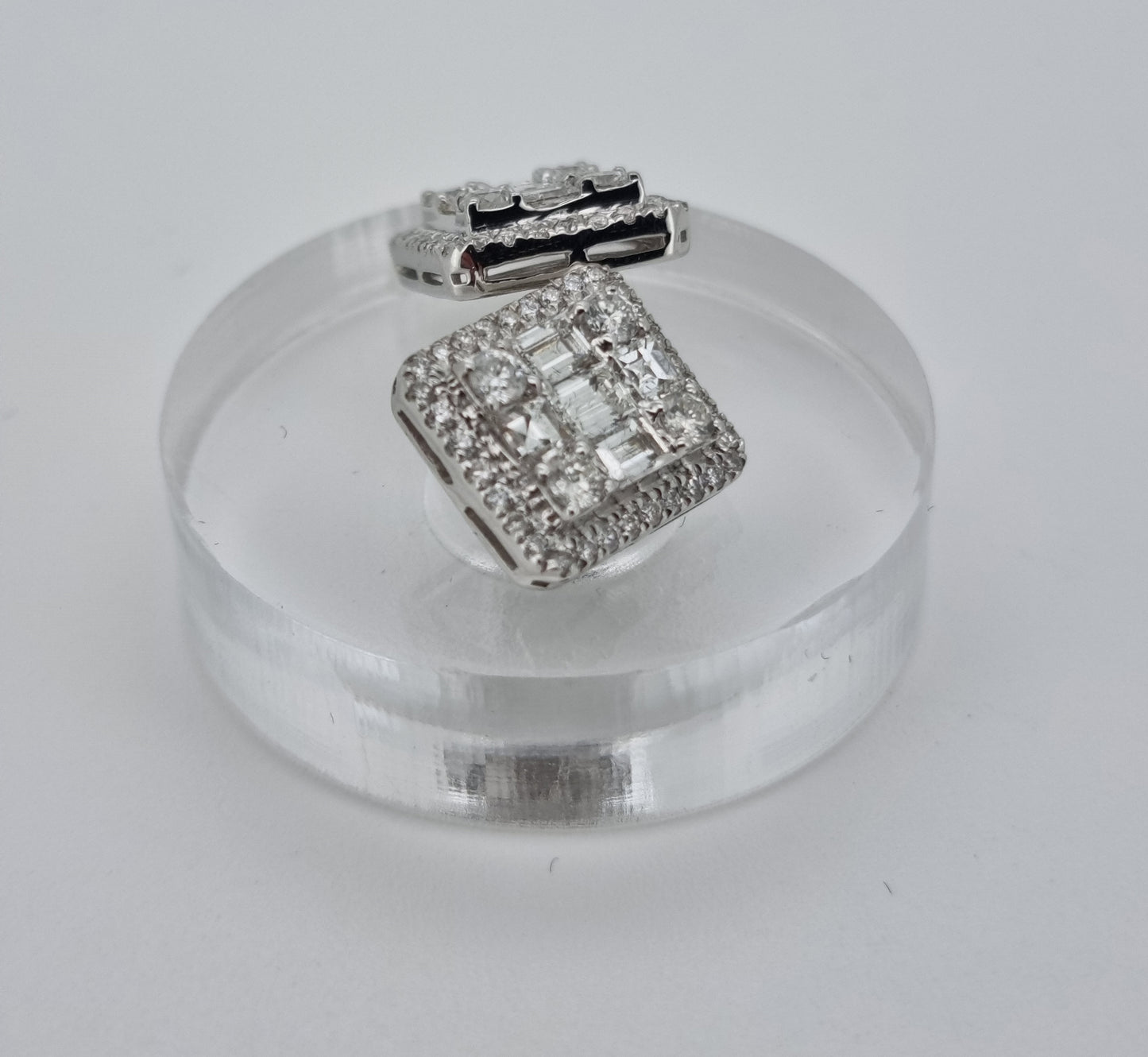 Livia - White gold (18K) and natural diamond earrings.