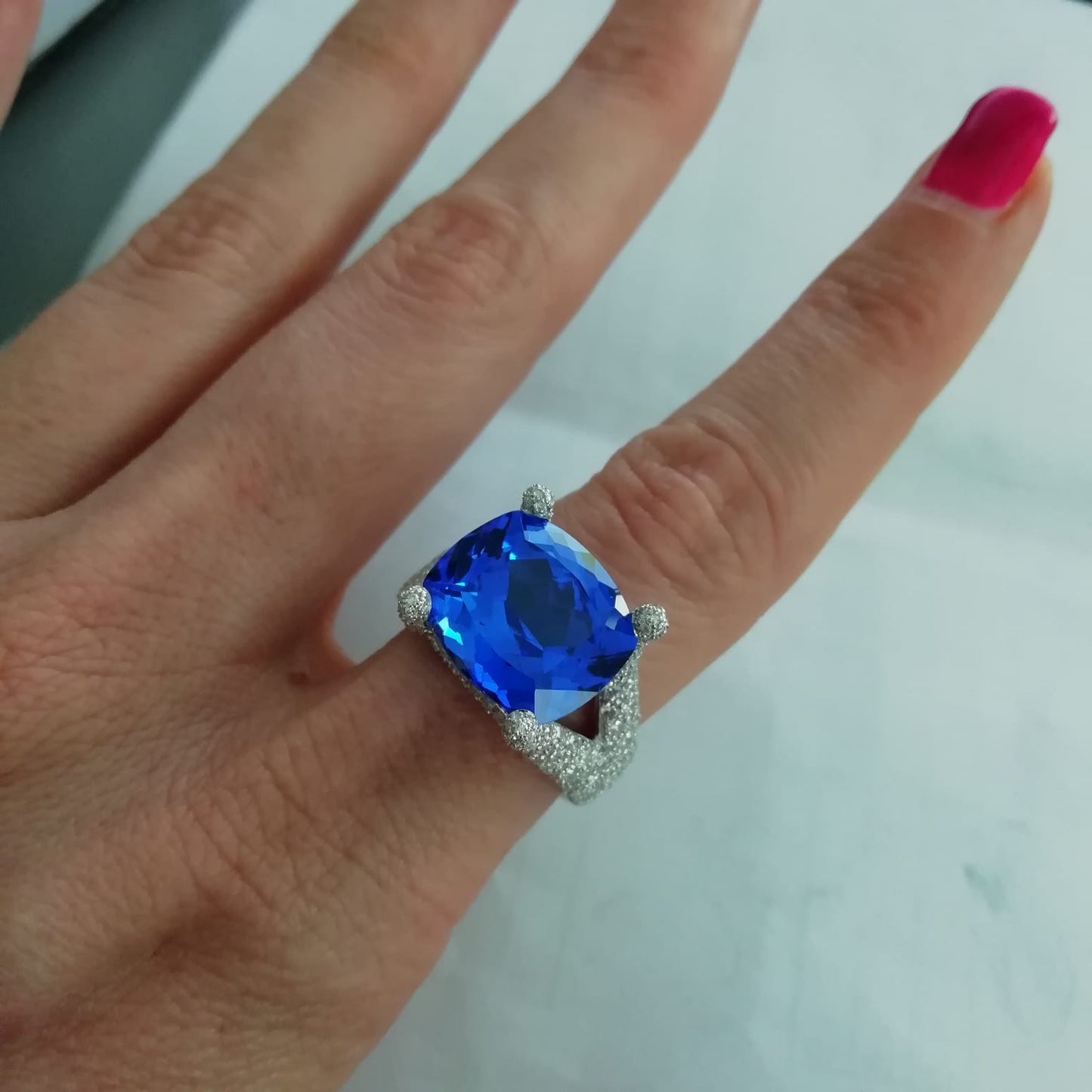 Tarquinia - White Gold (18K) ring, with natural diamonds and natural central zapphire