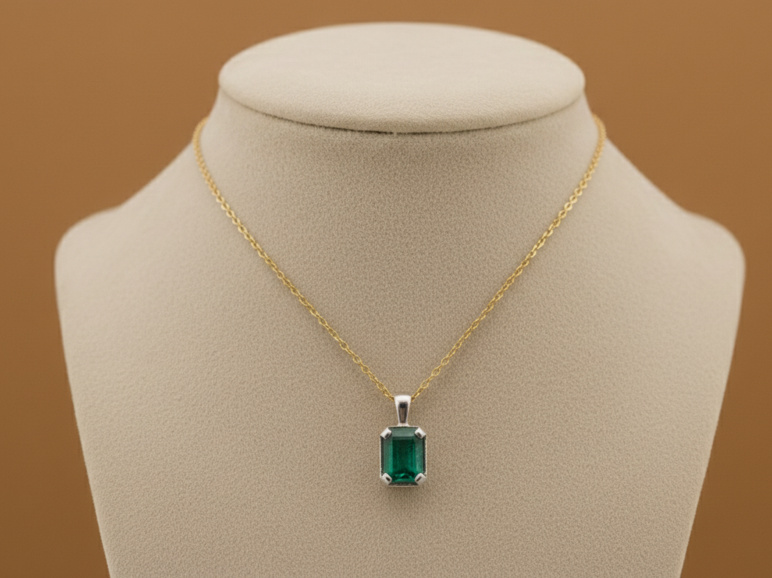 Felicitas, White Gold (18K)Pendant with Natural Emerald